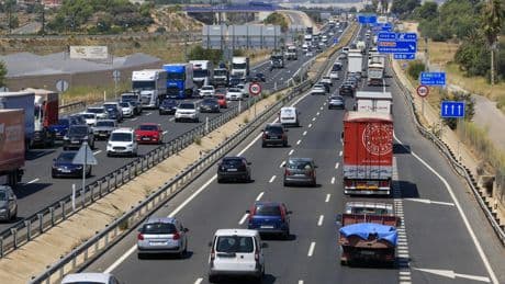Retenciones y accidentes en las salidas de Madrid y Barcelona y en la entrada a zonas costeras