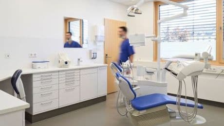 Patienten über Zwei-Klassen-Medizin: »Man bekommt oft leichter einen Termin, wenn man einfach vor dem Tresen steht«