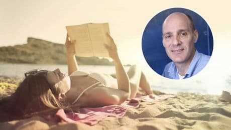 Craig Crandall, médico, sobre por qué te cansa tanto un día tumbado en la playa: "Si no nos pasara, seríamos lagartos"