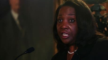 Lisa Cook se niega a dimitir del órgano rector de la Fed pese a las presiones de Trump