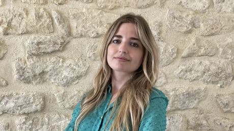 Elena Caride, experta en medicina estética: “La alimentación veraniega, más rica en azúcares, alcohol y grasas, acelera la oxidación celular; la piel pierde firmeza y elasticidad”