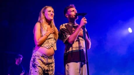 Suzan Stortelder toont groeiende babybuik op Vlaams festival