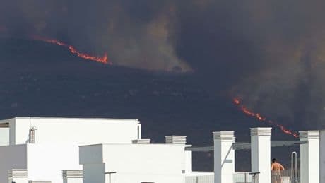 Otro virulento incendio en Tarifa: evacuan a 2.000 personas de playas y hoteles y se pide confinamiento