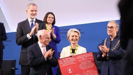 Von der Leyen llama a construir &quot;una Europa independiente&quot; tras recibir de manos de Felipe VI el Premio Carlomagno