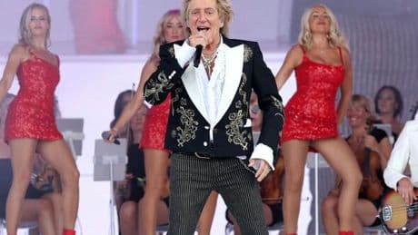 Glastonbury fans ecstatic as they all notice one thing missing from Rod Stewart set
