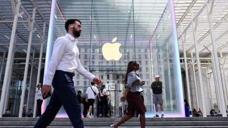 Apple prevé que los aranceles de Trump le costarán 900 M el próximo trimestre y los evitará fabricando en India y Vietnam