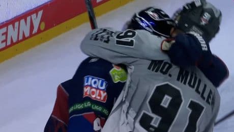 Die Halle kocht - Eishockey-Rauferei reißt Fans von den Sitzen!