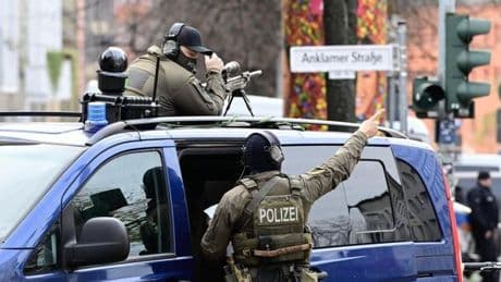 Wegen Personalmangel: Elitepolizisten schieben Wache vor Gebäuden
