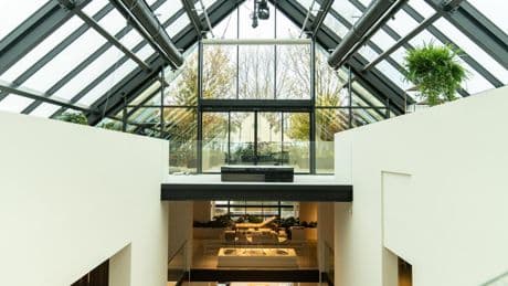 Sombrillas automáticas y con luz incorporada: el mobiliario de jardín bello e inteligente