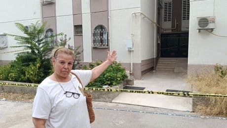 Adana'da faciadan dönüldü: 3 katlı apartmanın merdivenleri çöktü