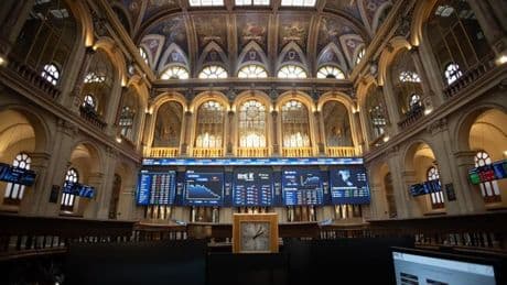El Ibex 35 reacciona ante los resultados empresariales y pierde los 14.300 puntos