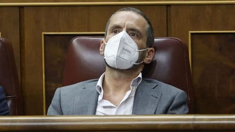 Borja Sémper reaparece en el Congreso con mascarilla y pelo corto una semana después de anunciar que padece cáncer