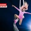 “Ze tuimelt naar beneden in witte doeken en zingt buiten adem, maar fier dat het gelukt is”: onze vrouw hield haar adem meermaals in bij de aftrap van Circus Camille