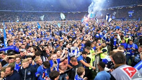 Fans stürmen den Rasen: Schwerverletzte bei Aufstiegsfeier des HSV