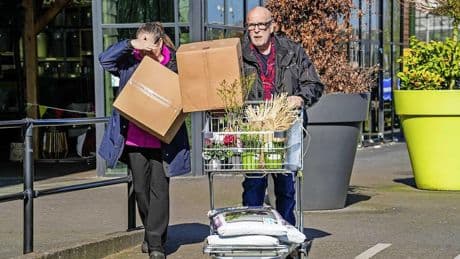 Winkeliers dumpen voorraad nu met hoge kortingen: maar is de ’end of summer’-uitverkoop echt zo voordelig?