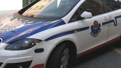Detenido un hombre de 62 años en Leioa por agredir a dos compañeros de piso con un martillo y aceite hirviendo
