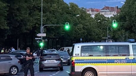 An der Theresienwiese in München: Frau sticht auf Passanten ein – Polizei erschießt sie