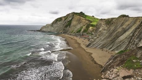 La playa más bonita de todo Euskadi, según la IA: con unas increíbles vistas al atardecer y un fuerte oleaje