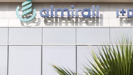 Almirall gana 21,6 millones hasta marzo, casi el triple que en el año anterior