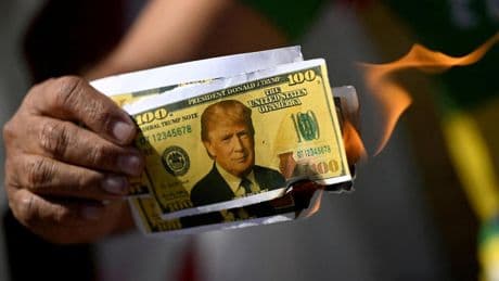 El dólar se debilita de nuevo con los aranceles, las expectativas de que la Fed baje tipos y las dudas sobre los datos de EEUU