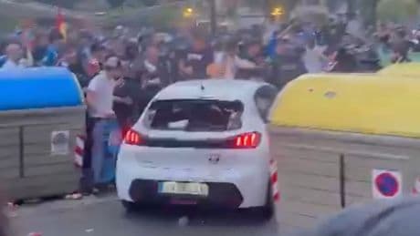 Auto rijdt in publiek vlak voor kampioenswedstrijd Barcelona