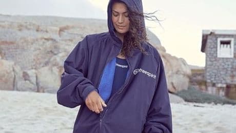 Dryrobe alternative with snug fleece lining and hundreds of 5-star reviews gets 50% off saving