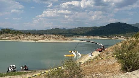 Burdur'da baraj gölüne düşen uçak gölün kıyısına sabitlendi
