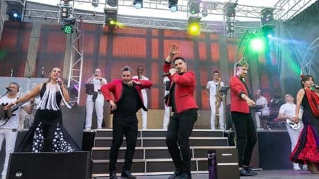 La orquesta La Pasarela se derrite a 39 grados: «Aquí lo importante es que la gente baile»