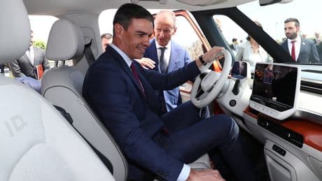 Sánchez abre el carnet español sin examen ni cita a Marruecos y otros países con el nuevo sistema de la DGT