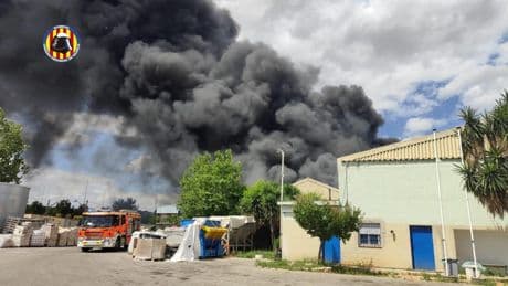 Cortada la circulación de Cercanías en Valencia tras incendiarse una empresa de residuos en Silla