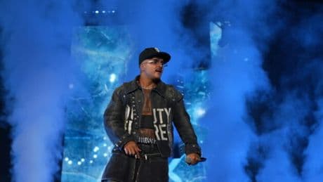Geolier vola come Superman e balza in aria a 18 metri di altezza per il suo show: “Gli amici mi hanno detto ‘non preoccuparti ci siamo noi sotto a sorreggerti'”