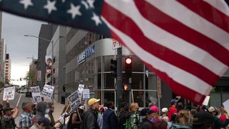 Der US-Überblick am Morgen: Demonstrationen gegen die US-Regierung, Waltz verliert seinen Posten