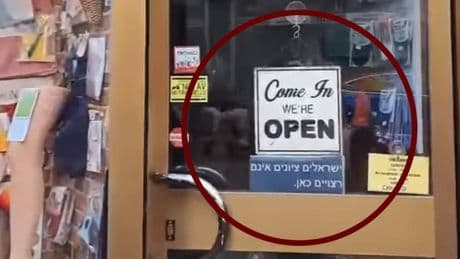Milano, spunta un cartello in un negozio: «Gli israeliani non sono benvenuti». A Roma rafforzata sicurezza al Ghetto