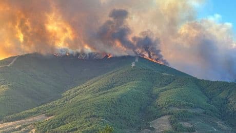Evacúan a 200 personas por un incendio activo en la comarca de Las Hurdes (Cáceres)