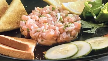 El tartar de mango y langostinos que refresca el verano y conquista a los amantes de este manjar