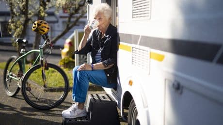 Wohnen auf dem Campingplatz: Wie Rentner günstig leben können