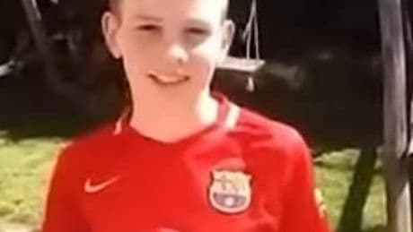 Mastantuono, con el escudo del Barça de niño