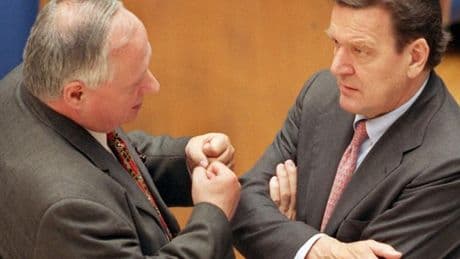 1998 – Schon kurz nach dem Start machte Kanzler Schröder ein Partei-„Freund“ Ärger