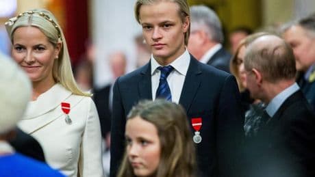 Marius Borg, hijo de Mette-Marit de Noruega, imputado por cuatro violaciones y otros 28 delitos