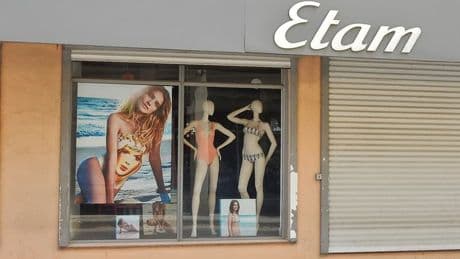 "Nous virer c'est culotté": des salariés d'Etam manifestent devant le siège de l'entreprise qui va fermer un site