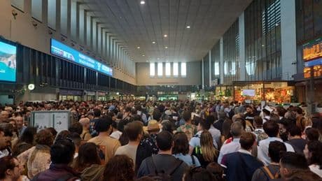 Nuevo domingo de caos en el AVE Madrid-Sevilla: retrasos de varias horas en 8 trenes por "una incidencia técnica"