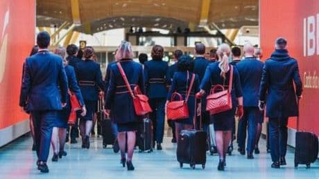Iberia y los sindicatos de tripulantes de cabina alcanzan un preacuerdo que incluye subidas salariales