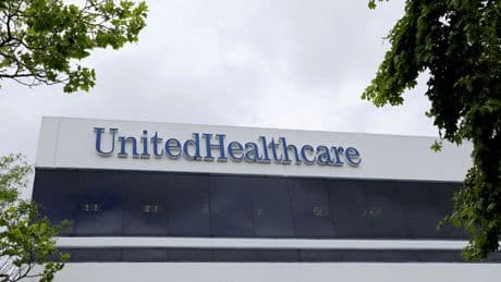Tiroteos, investigación por fraude y un ciberataque: UnitedHealth pasa de máximos históricos a caer un 50% en Bolsa