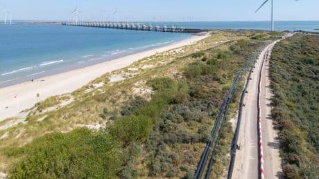 TenneT boort met nog dikkere stroomkabels onder Deltawerken door richting windparken: ’Dit zijn de eerste stroomsnelwegen op zee’