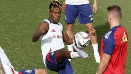 La revancha de Nico Williams a Unai Simón en un entrenamiento con la selección