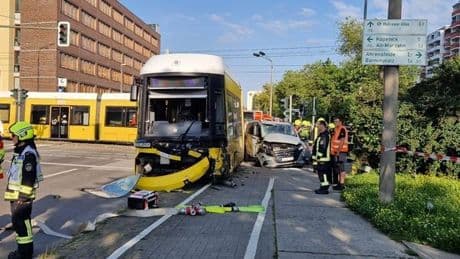 Tram entgleist in Marzahn nach Unfall mit Transporter – Verletzte