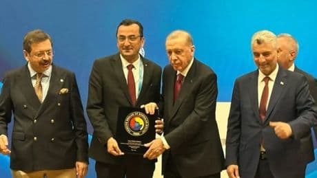 Plaketini Cumhurbaşkanı Erdoğan'ın elinden aldı