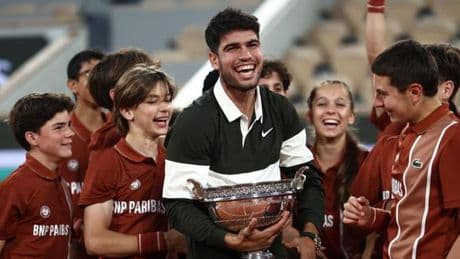 Carlos Alcaraz remporte une finale de légende, et conserve son titre à Roland-Garros