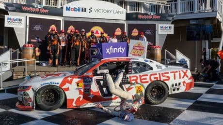 La 'accidentada' victoria de Connor Zilisch en la Nascar: acaba con la clavícula rota tras una brutal caída al subirse al coche para celebrar