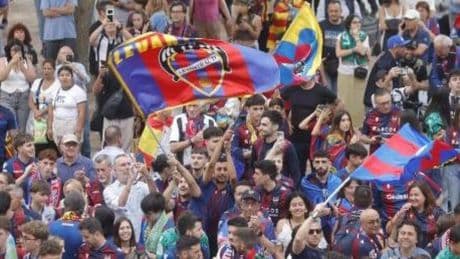Súper fiesta granota por el ascenso a Primera: "¡El año que viene, Levante-Real Madrid!"